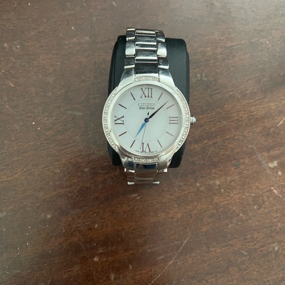 CITIZEN ECODRIVE SILVER TONE BRACET WATCH W/ TINY DIAMOND CHIP ACCENTS. - Picture 5 of 16